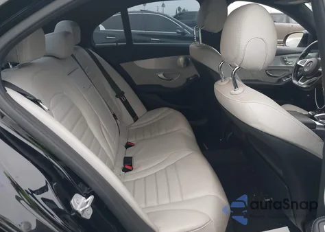 2015 Mercedes-Benz C 300 Sport 4Matic z USA, uszkodzony, nr VIN 55SWF4KB4FU007900